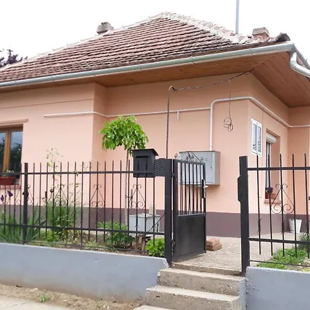 Napvirag Apartman Holiday home *